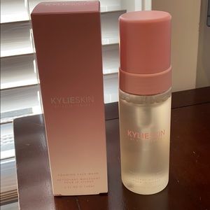 Kylie Skin FOAMING FACE WASH